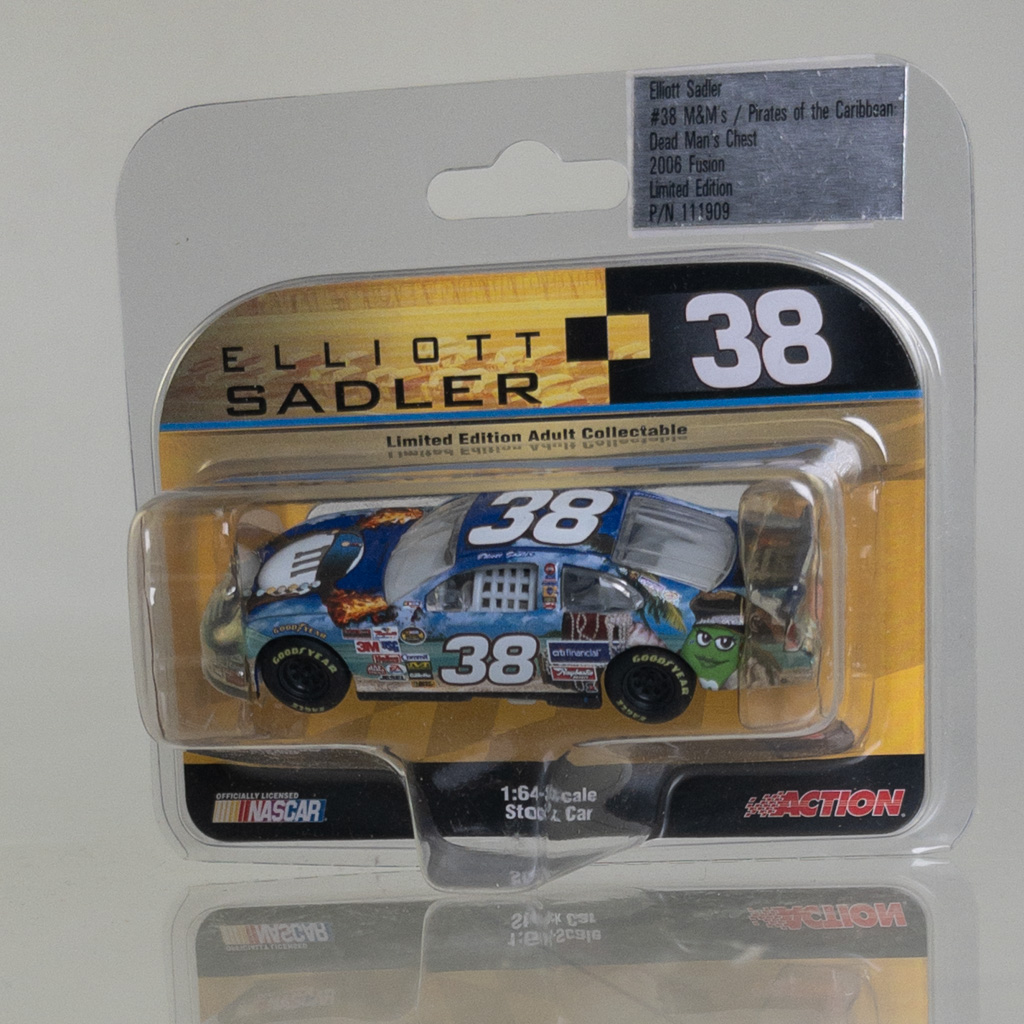 Action - 1/64 Scale - Elliott Sadler 2006 Fusion M&M's/Pirates of the Caribbean *NON-MINT*